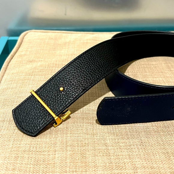 Tory Burch Reversible Britten Logo Belt in Pebbled Black & Navy, Gold Buckle - Picture 4 of 5